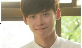 李钟硕iu吃瓜,吃瓜群众纷纷围观