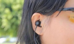 吃瓜姿势交头接耳