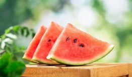 吃瓜不打伞,轻松避暑，不打伞也能畅享清凉