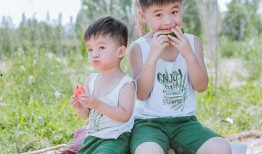 小男孩女孩吃瓜,小男孩女孩共享甜蜜时光