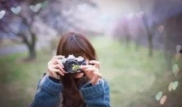 吃瓜情侣对镜拍照,吃瓜情侣对镜拍照，定格幸福时光