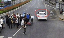 佛山撞车吃瓜群众,围观群众瞬间变身“吃瓜大军”