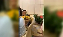 夫妻吃瓜日常,甜蜜拌嘴中的生活百态