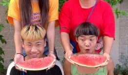 双胞胎兄弟吃瓜比赛,谁将笑到最后？