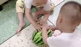 双胞胎兄弟吃瓜比赛,谁将笑到最后？