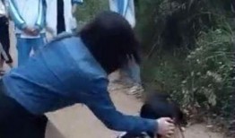 女生被围殴吃瓜,女生勇敢反击，吃瓜群众见证正义