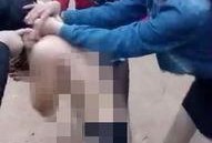 女生被围殴吃瓜,女生勇敢反击，吃瓜群众见证正义