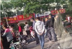 佛山撞车吃瓜群众,围观群众瞬间变身“吃瓜大军”