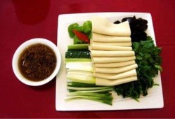 桌上蘸酱吃的瓜,美味佳肴共享时光