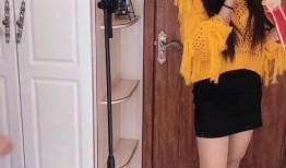 美女吃瓜真是甜,甜蜜滋味尽在其中