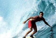 吃瓜美眉极限冲浪,勇闯波涛汹涌的海浪之巅