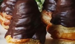 楼上吃瓜凑热闹,热闹非凡，揭秘邻里间的趣味生活