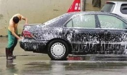 伯贤洗车吃瓜,意外成为网友热议焦点