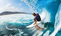 吃瓜美眉极限冲浪,勇闯波涛汹涌的海浪之巅