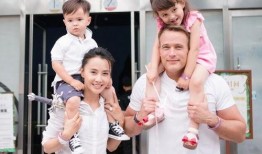 外出聚会女儿吃瓜