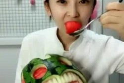 美女吃瓜真是甜,甜蜜滋味尽在其中